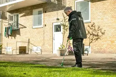 Agerholm-19 Grøn service med fjernelse af skrald og ejendomsvedligeholdelse i lejlighedskompleks på Amager af vores medarbejder