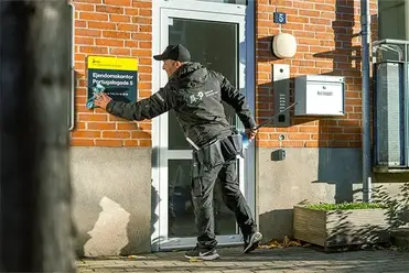Agerholm-34 Vores dygtige medarbejder og kollega vedligeholder, plejer og rengør udendørs arealer i lejlighedskompleks på Amager